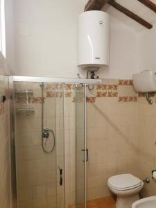 y baño con ducha, aseo y lavamanos. en Casale Fonte delle Pietre, en Offida