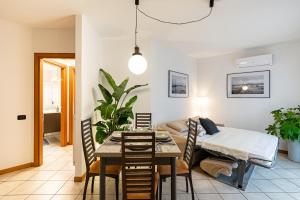 jadalnia i salon ze stołem i łóżkiem w obiekcie [CANTU-COMO] WiFi, Design & Relax w mieście Cantù