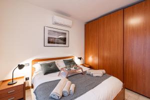 Säng eller sängar i ett rum på [CANTU-COMO] WiFi, Design & Relax