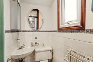 bagno bianco con lavandino e specchio di Lovely 2 bedroom duplex apartment, Maidstone sleeps 5 a Kent