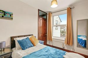 a bedroom with a bed and a window at Lovely 2 bedroom duplex apartment, Maidstone sleeps 5 in Kent