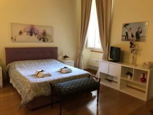 1 dormitorio con 1 cama con 2 toallas en I Prati di Roma Suites, en Roma