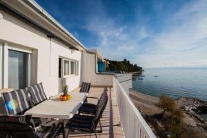 balcón con mesa, sillas y vistas al océano en Apartment dream view, en Krilo