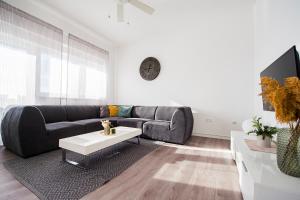 salon z kanapą i stolikiem kawowym w obiekcie Apartment dream view w mieście Krilo