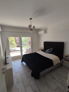 En eller flere senge i et værelse på Bahía grande Nordelta + 16 billeder