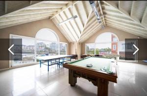 Habitación grande con 2 mesas de ping pong. en Bahía grande Nordelta en Tigre