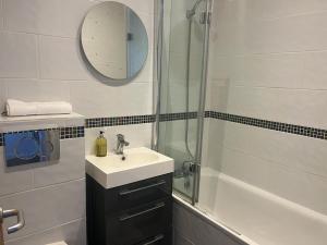 a bathroom with a sink and a shower at Charming BRIGHTONMEWS cottage parking 1min to sea&shops in Brighton & Hove +19 photos