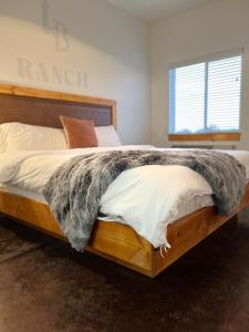 um quarto com uma cama com um cobertor em Lazy Bear Ranch em Weiser