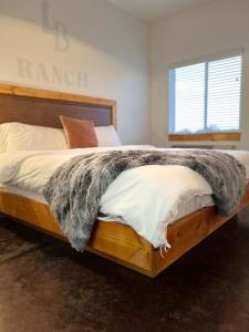 sypialnia z łóżkiem przykrytym kocem w obiekcie Lazy Bear Ranch w mieście Weiser