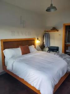 Łóżko lub łóżka w pokoju w obiekcie Lazy Bear Ranch