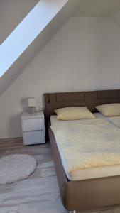 1 dormitorio con 1 cama y 1 mesa con mesita de noche en Apartma Stela in Terme Čatež, en Čatež ob Savi