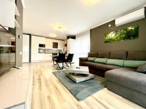 una sala de estar con un sofá y una mesa en Green Forest View, en Timisoara