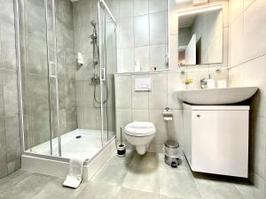 Un baño con ducha, inodoro y lavabo. en Green Forest View, en Timisoara 51 fotos más