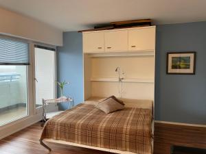 una camera da letto con un letto e una finestra di Apartment Nordseeblick a Sankt Peter-Ording
