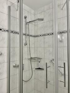 una doccia con una porta in vetro in un bagno di Apartment Nordseeblick a Sankt Peter-Ording