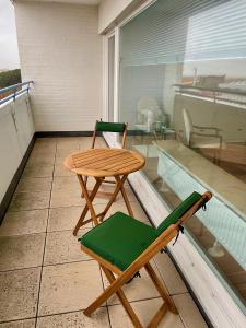 un tavolo e una sedia seduti su un balcone di Apartment Nordseeblick a Sankt Peter-Ording Altre 19 foto
