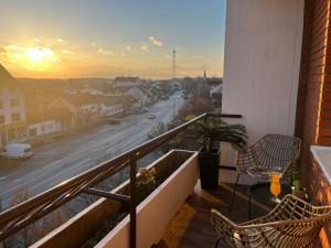 a balcony with a table and chairs and a view of a street at Studio apartman Mia in Županja