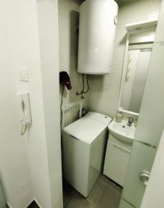 Bilik mandi di Fenix studio apartment, Zagreb