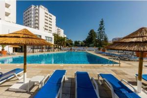 Bazén v ubytování Albufeira SPOT com piscinas exteriores e interior! nebo v jeho okolí