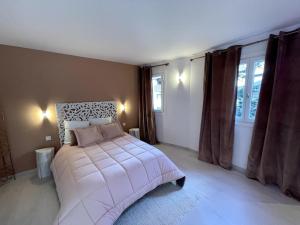 A bed or beds in a room at Soldeu appartement lumineux en face des piste ski