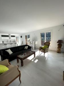 een woonkamer met een bank en een salontafel bij Soldeu appartement lumineux en face des piste ski HUT08245 in Canillo