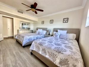 Ένα ή περισσότερα κρεβάτια σε δωμάτιο στο Luxury Beachfront Family-Friendly Condo +26 φωτογραφίες