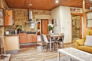 A kitchen or kitchenette at Pazo da Fonte en A Costa da Morte