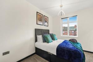 1 dormitorio con cama y ventana en Stylish Yorkshire Gem - Sleeps 4 - Great Location, en Castleford