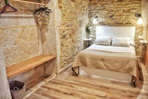 A bed or beds in a room at Pazo da Fonte en A Costa da Morte