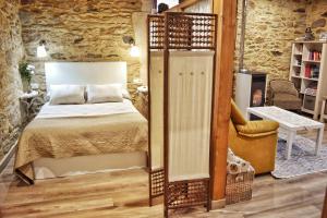 A bed or beds in a room at Pazo da Fonte en A Costa da Morte