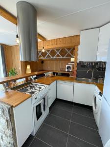 Kuchnia lub aneks kuchenny w obiekcie Agréable appartement de 65m2 vue exceptionnelle