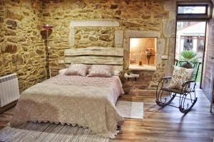 A bed or beds in a room at Pazo da Fonte en A Costa da Morte
