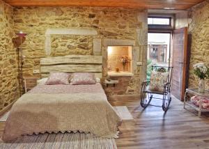 A bed or beds in a room at Pazo da Fonte en A Costa da Morte