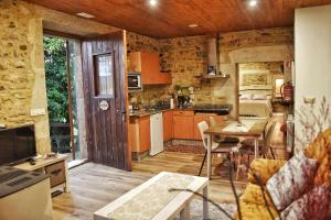 A kitchen or kitchenette at Pazo da Fonte en A Costa da Morte