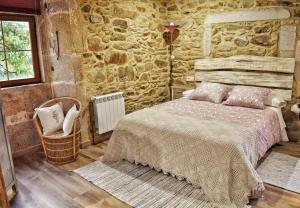 A bed or beds in a room at Pazo da Fonte en A Costa da Morte