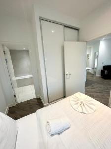 En eller flere senger på et rom på Alarabi Apartments-Two bedrooms Apartment