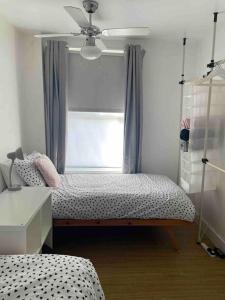 Ένα ή περισσότερα κρεβάτια σε δωμάτιο στο Central Worthing Holiday Home, 3 bedrooms, 600m from beach