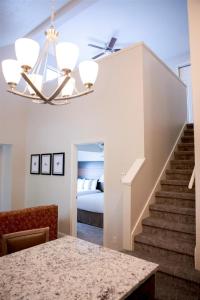 une salle à manger avec un escalier et un lustre dans l'établissement Annabell Gardens, à Lincoln