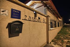 een muur met een brievenbus aan de zijkant van een gebouw bij XxL Ana Biograd na Moru 1-22 gosta in Polača