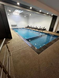 Bazén v ubytování Madison Suites nebo v jeho okolí