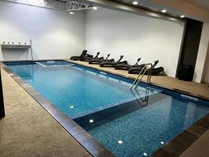 Bazén v ubytování Madison Suites nebo v jeho okolí