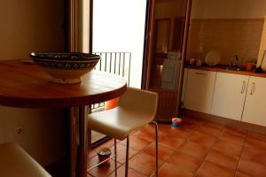 a kitchen with a table and a bowl on a counter at Casa mirador Atalaya de Zahara in Zahara de la Sierra
