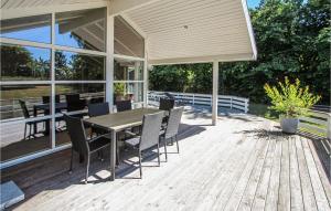 NordbyにあるAwesome Home In Samsø With Kitchenの木製デッキ(テーブル、椅子付)