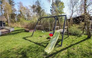 NordbyにあるAwesome Home In Samsø With Kitchenの庭の芝生の中のブランコ +20枚の写真