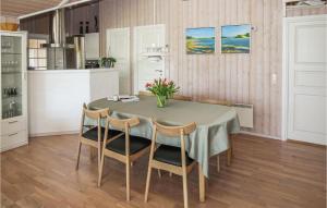 NordbyにあるAwesome Home In Samsø With Kitchenのテーブルと椅子のあるキッチンとダイニングルーム