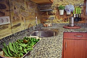 A kitchen or kitchenette at Pazo da Fonte en A Costa da Morte