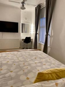 Ένα ή περισσότερα κρεβάτια σε δωμάτιο στο Central Worthing Holiday Home, 3 bedrooms, 600m from beach