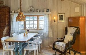een eetkamer met een houten tafel en stoelen bij 3 Bedroom Pet Friendly Home In Vinstra in Vinstra