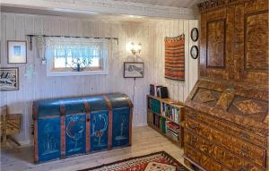 een kamer met een kofferbak en een boekenplank bij 3 Bedroom Pet Friendly Home In Vinstra in Vinstra