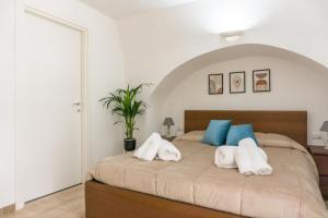 a bedroom with a large bed with white towels at Room in Bloom Bed and Breakfast in Terlizzi